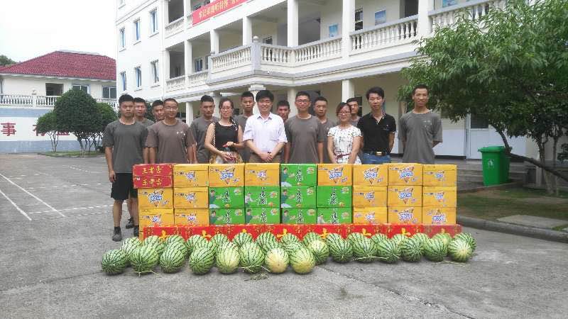 連續(xù)擁軍18年，情系軍營(yíng)譜寫軍民魚水情.jpg